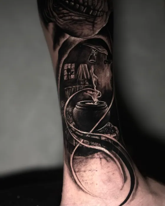 Caldeirão fumegante com fitas, tatuado no tornozelo