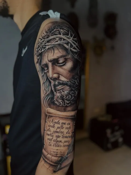 Braço com Cristo e versículo do Salmo 23 em caligrafia